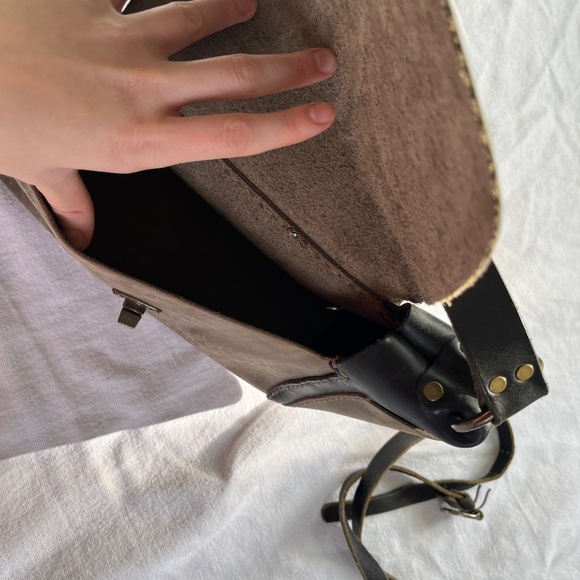 Vintage Beige Leather Bag with a bonus Belt - Picture 6 of 7